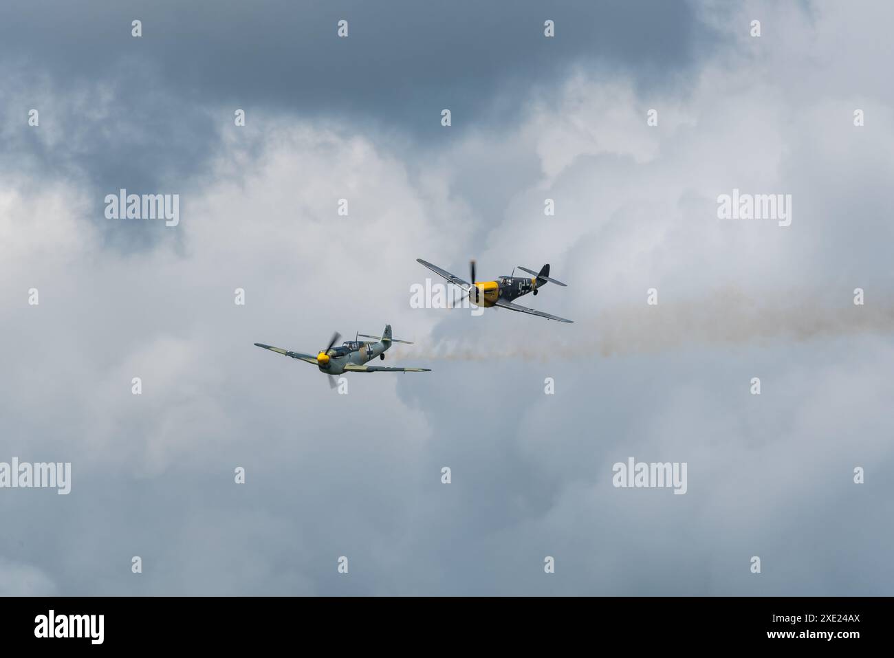 Hispano Buchon-Flugzeuge spielen die Rolle der deutschen Luftwaffe Bf-109 als Ziel für „Dogfight“, wobei ein hinterer Rauch nach dem Treffer ablief Stockfoto