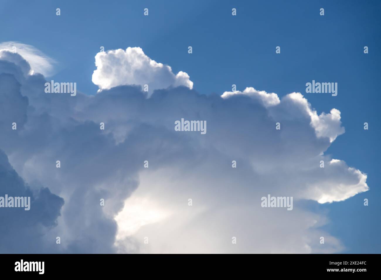 Wolken mit der Sonne im Hintergrund Stockfoto