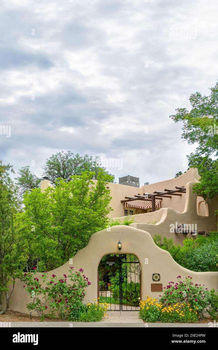 ALBUQUERQUE, NM, USA - 15. MAI 2024: University House an der University of New Mexico. Stockfoto