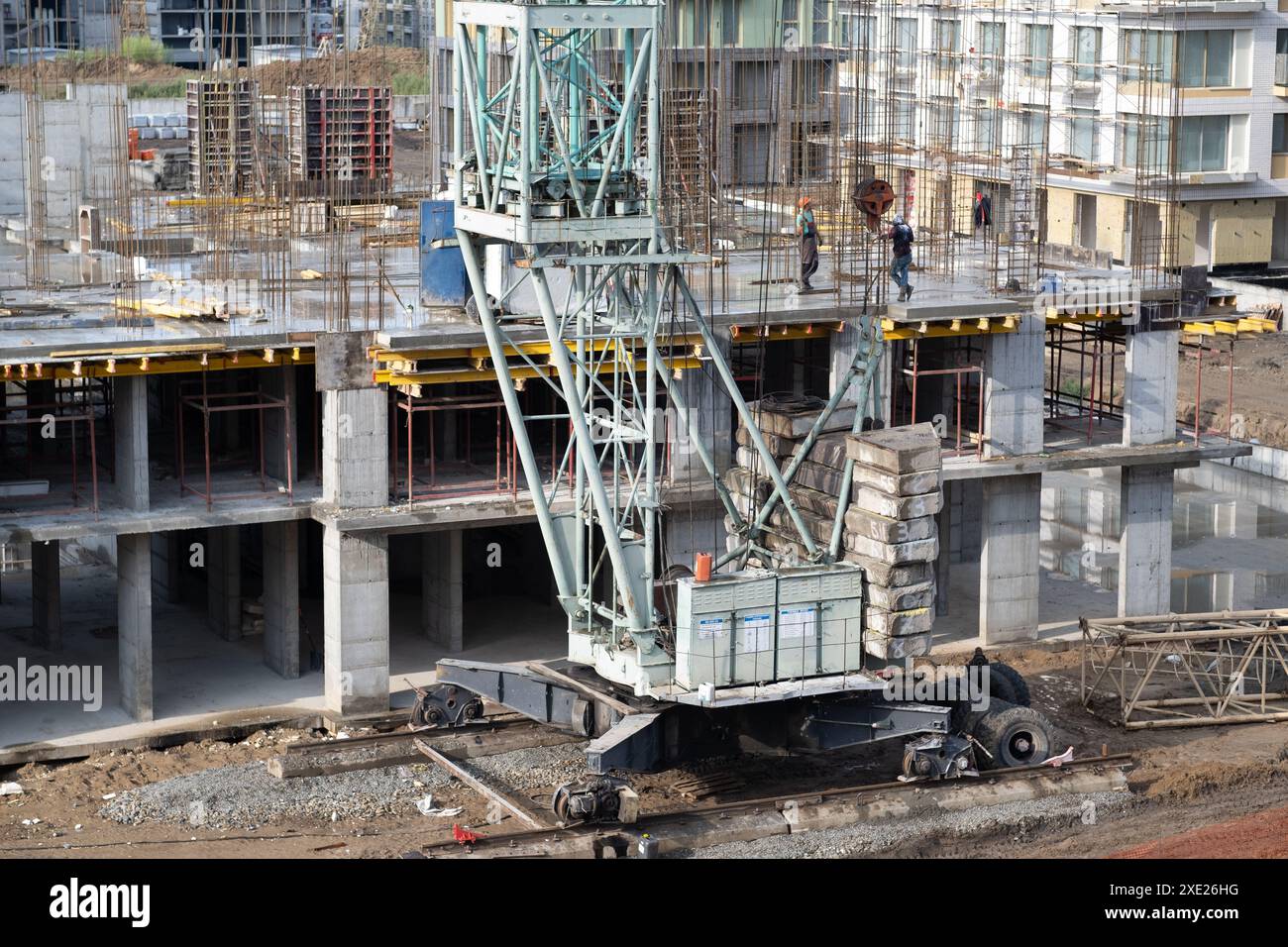 Bauarbeiter arbeiten auf großen Baustellen, und es gibt viele Kräne Stockfoto