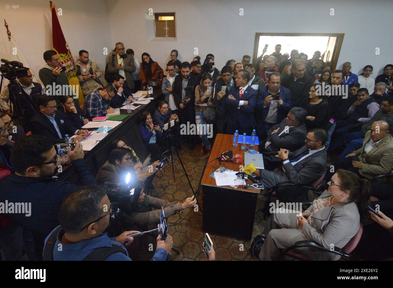 CUENCA CASO SEGURO SOCIAL IESS Cuenca,Ecuador 25. Juni 2024 am Morgen des heutigen Tages begann im Haus der Versammlung in Quinta Bolivar in Cuenca der Prozess der Prüfung der Korruptionsfälle im IESS, die fünf Mitglieder des Plenums von Azuay Leonardo Berrezueta, Adrian Castro, Sofia Sanchez, Diego Monsalve und Gustavo Jara Quirbes ersuchten um Auskünfte und Unterlagen zu diesem Fall der Direktor der IESS von Cuenca, Esteban Villa, Herctor Martinez Generaldirektor und Frau Rosa Argudo, Generalsekretär der Gewerkschaft der Arbeitnehmer des IESS Foto SOI CUENCA CASO SEGUROSOCIAL IESS b95 Stockfoto