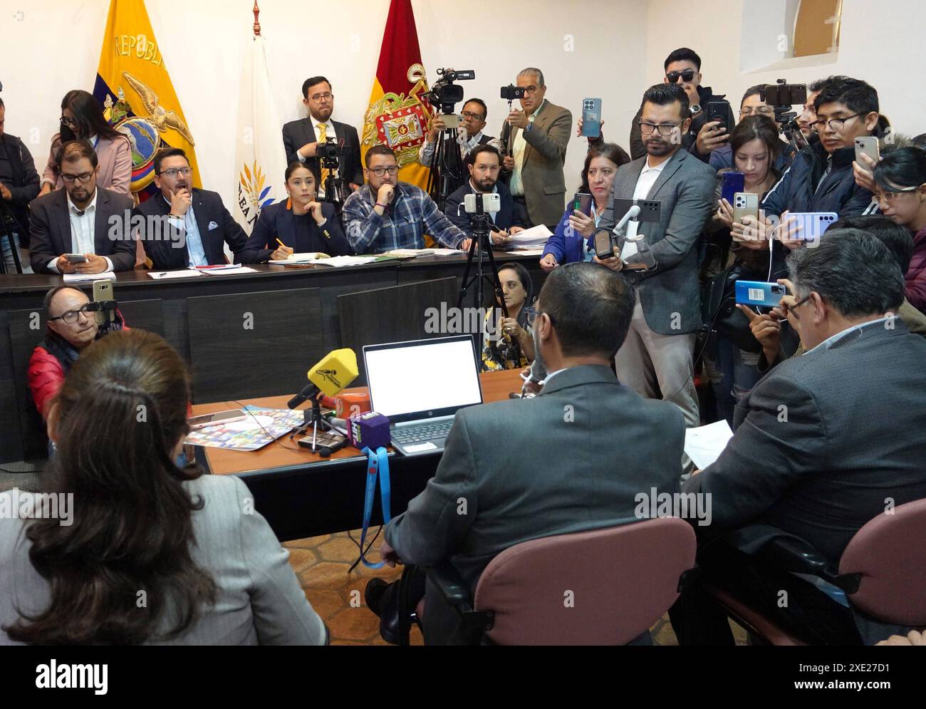 CUENCA CASO SEGURO SOCIAL IESS Cuenca,Ecuador 25. Juni 2024 am Morgen des heutigen Tages begann im Haus der Versammlung in Quinta Bolivar in Cuenca der Prozess der Prüfung der Korruptionsfälle im IESS, die fünf Mitglieder des Plenums von Azuay Leonardo Berrezueta, Adrian Castro, Sofia Sanchez, Diego Monsalve und Gustavo Jara Quirbes ersuchten um Auskünfte und Unterlagen zu diesem Fall der Direktor der IESS von Cuenca, Esteban Villa, Herctor Martinez Generaldirektor und Frau Rosa Argudo, Generalsekretär der Gewerkschaft der Arbeitnehmer des IESS Foto SOI CUENCA CASO SEGUROSOCIAL IESS c03 Stockfoto