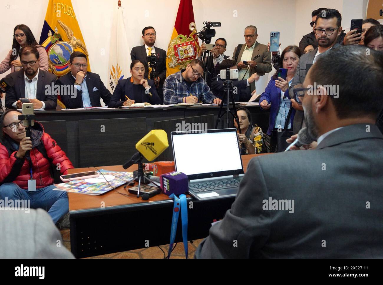 CUENCA CASO SEGURO SOCIAL IESS Cuenca,Ecuador 25. Juni 2024 am Morgen des heutigen Tages begann im Haus der Versammlung in Quinta Bolivar in Cuenca der Prozess der Prüfung der Korruptionsfälle im IESS, die fünf Mitglieder des Plenums von Azuay Leonardo Berrezueta, Adrian Castro, Sofia Sanchez, Diego Monsalve und Gustavo Jara Quirbes ersuchten um Auskünfte und Unterlagen zu diesem Fall der Direktor der IESS von Cuenca, Esteban Villa, Herctor Martinez Generaldirektor und Frau Rosa Argudo, Generalsekretär der Gewerkschaft der IESS-Arbeitnehmer Foto SOI CUENCA CASO SEGUROSOCIAL IESS 5de3060047 Stockfoto