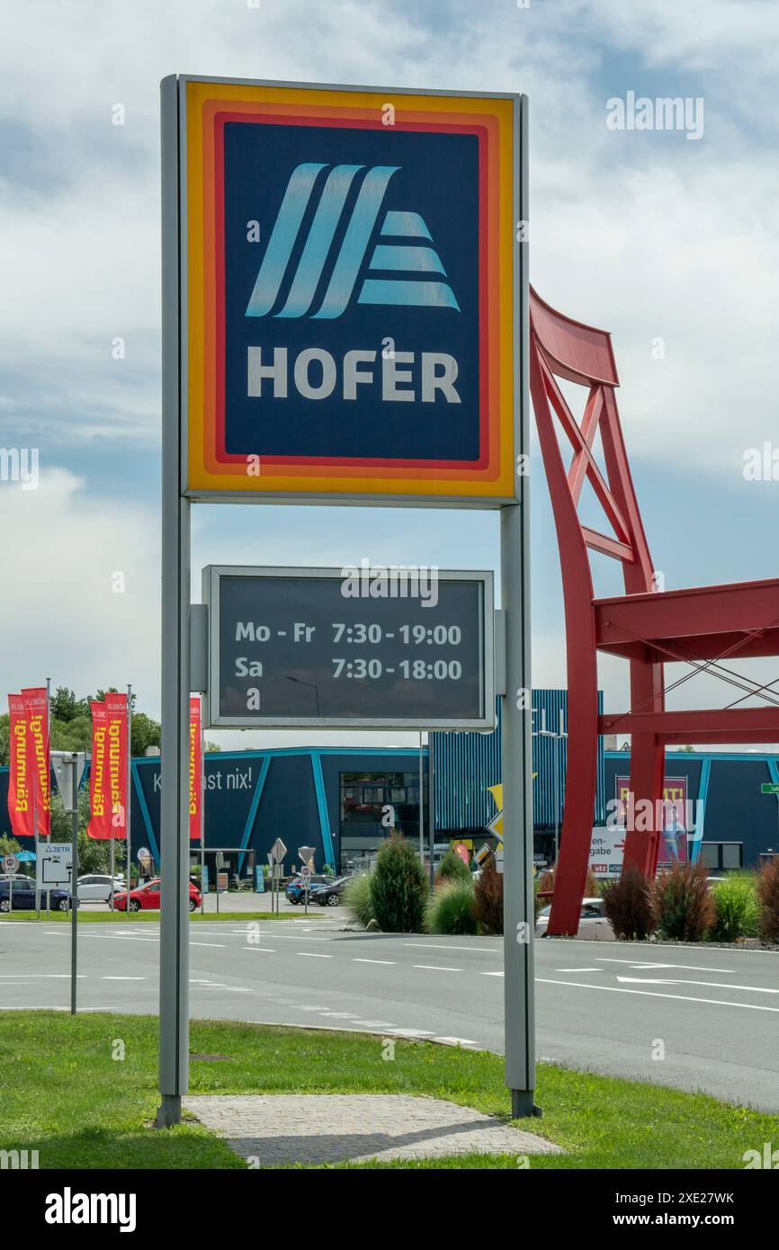 Voitsberg, Österreich - 9. Juli 2023 : Hofer Supermarktschild. Hofer ist die Schwesterkette des deutschen Einzelhändlers Aldi. Stockfoto