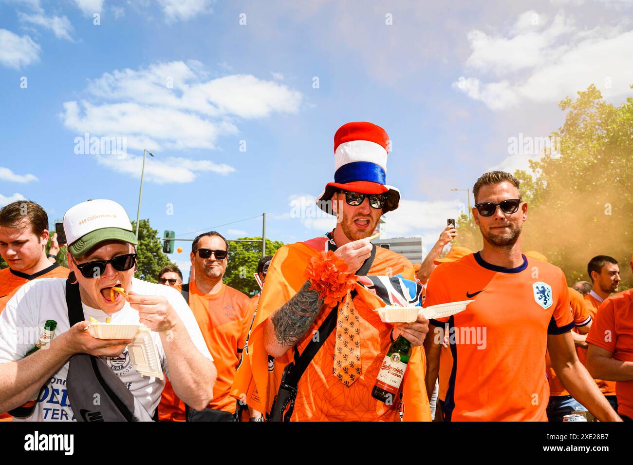 Fanmarsch der Oranje in Berlin rund 20,000 Oranje-Fans stimmten sich laut Polizei bei einem ausgelassenem Fanmarsch vom Hammarskjöldplatz vor den Berliner Messehallen zum Olympiastadion ein. Dort trifft die niederländische Mannschaft am Abend auf die österreichische., Berlin Berlin Deutschland Westend *** Oranje fanmarsch in Berlin laut Polizei, rund 20.000 Oranje-Fans schlossen sich einem überschwänglichen fanmarsch vom Hammarskjöldplatz vor den Berliner Messehallen zum Olympiastadion an, wo das niederländische Team am Abend auf das österreichische Team trifft, Berlin Berlin Deutschland Westend Stockfoto