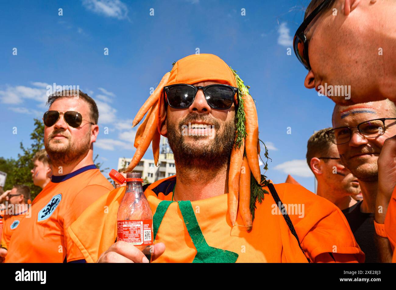 Fanmarsch der Oranje in Berlin rund 20,000 Oranje-Fans stimmten sich laut Polizei bei einem ausgelassenem Fanmarsch vom Hammarskjöldplatz vor den Berliner Messehallen zum Olympiastadion ein. Dort trifft die niederländische Mannschaft am Abend auf die österreichische., Berlin Berlin Deutschland Westend *** Oranje fanmarsch in Berlin laut Polizei, rund 20.000 Oranje-Fans schlossen sich einem überschwänglichen fanmarsch vom Hammarskjöldplatz vor den Berliner Messehallen zum Olympiastadion an, wo das niederländische Team am Abend auf das österreichische Team trifft, Berlin Berlin Deutschland Westend Stockfoto