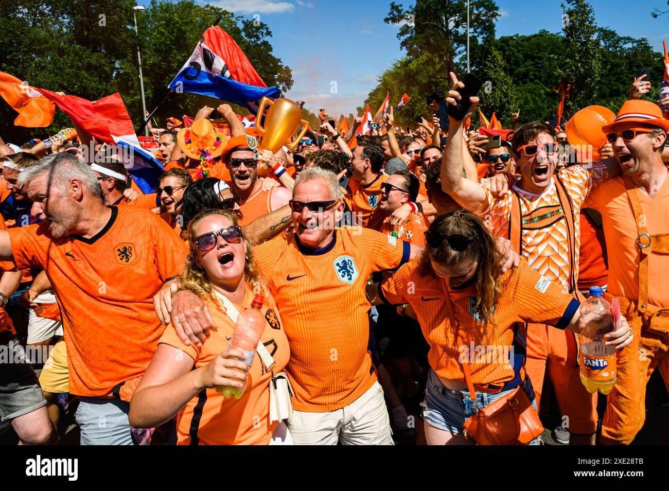 Fanmarsch der Oranje in Berlin rund 20,000 Oranje-Fans stimmten sich laut Polizei bei einem ausgelassenem Fanmarsch vom Hammarskjöldplatz vor den Berliner Messehallen zum Olympiastadion ein. Dort trifft die niederländische Mannschaft am Abend auf die österreichische., Berlin Berlin Deutschland Westend *** Oranje fanmarsch in Berlin laut Polizei, rund 20.000 Oranje-Fans schlossen sich einem überschwänglichen fanmarsch vom Hammarskjöldplatz vor den Berliner Messehallen zum Olympiastadion an, wo das niederländische Team am Abend auf das österreichische Team trifft, Berlin Berlin Deutschland Westend Stockfoto