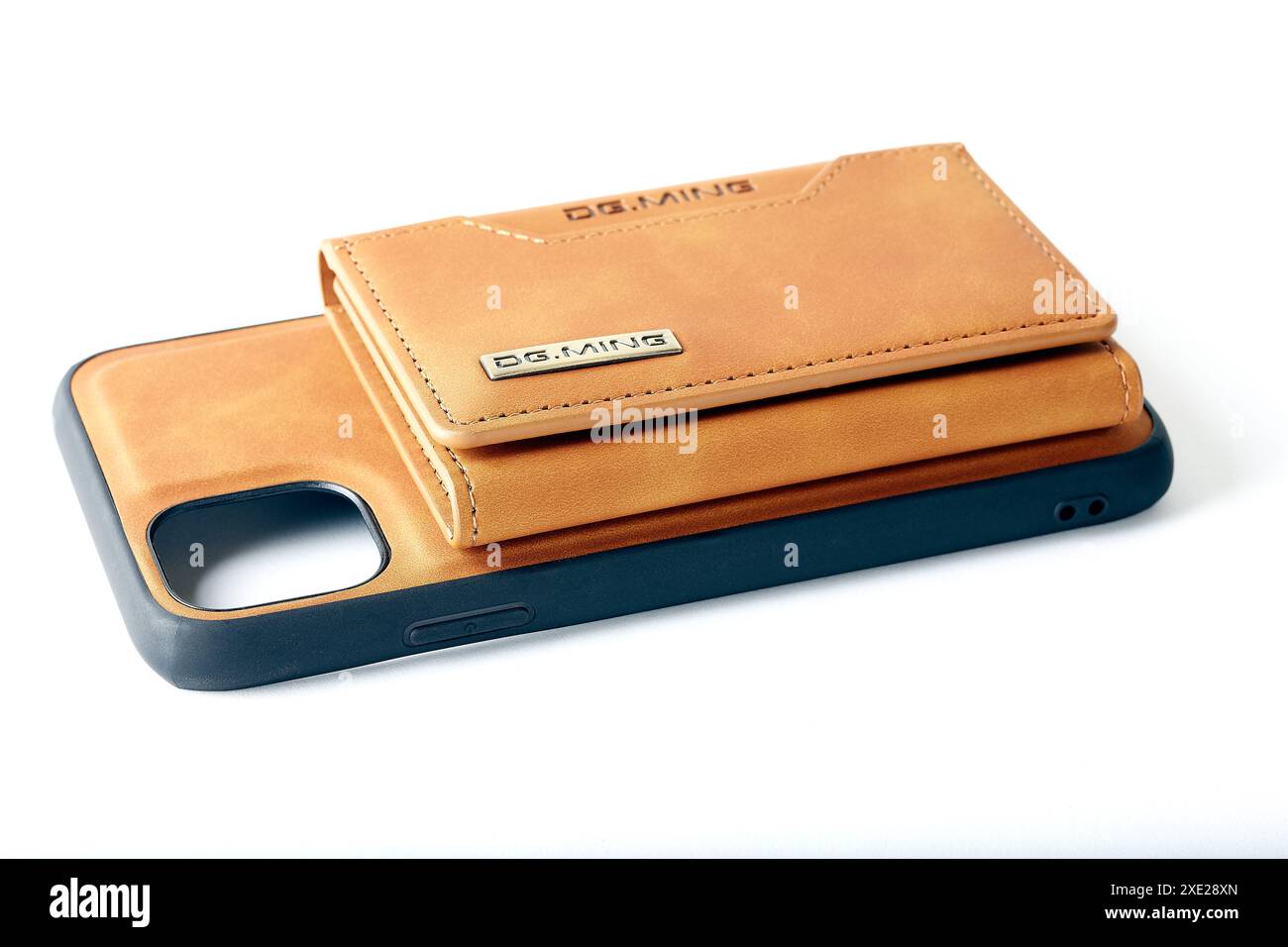 Mansfield, Nottingham, Vereinigtes Königreich, 26. Juni 2024: Studio-Produktabbildung der DG Ming Telefonhülle. Stockfoto