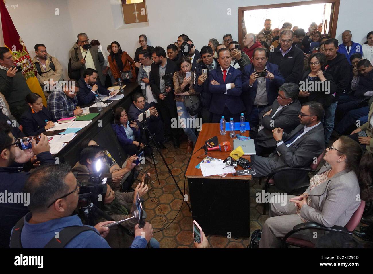 CUENCA CASO SEGURO SOCIAL IESS Cuenca,Ecuador 25. Juni 2024 am Morgen des heutigen Tages begann im Haus der Versammlung in Quinta Bolivar in Cuenca der Prozess der Prüfung der Korruptionsfälle im IESS, die fünf Mitglieder des Plenums von Azuay Leonardo Berrezueta, Adrian Castro, Sofia Sanchez, Diego Monsalve und Gustavo Jara Quirbes ersuchten um Auskünfte und Unterlagen zu diesem Fall der Direktor der IESS von Cuenca, Esteban Villa, Herctor Martinez Generaldirektor und Frau Rosa Argudo, Generalsekretär der Gewerkschaft der Arbeitnehmer des IESS Foto SOI CUENCA CASO SEGUROSOCIAL IESS 124 Stockfoto