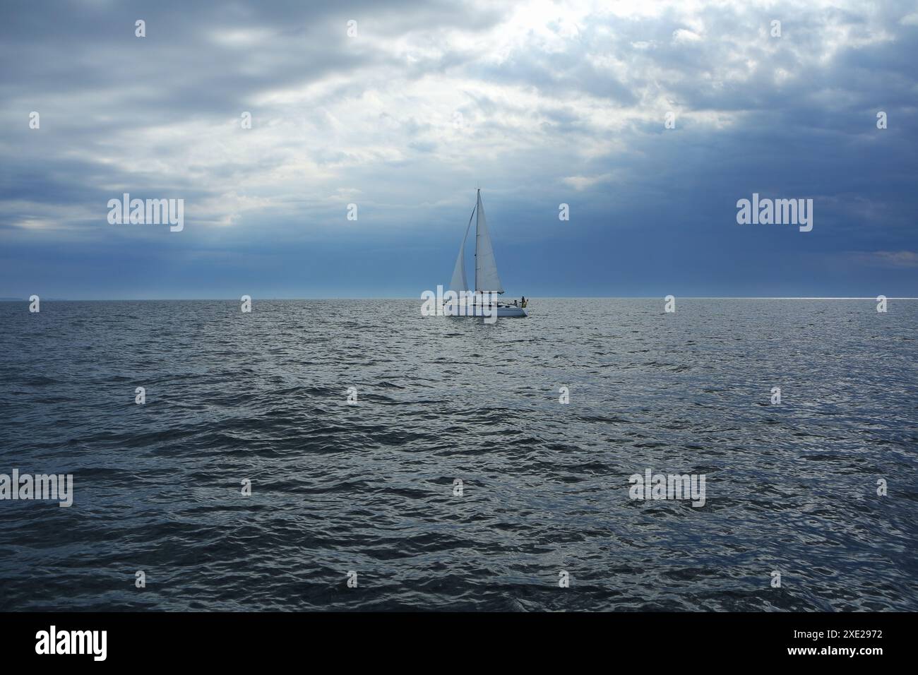 Segelyacht allein auf hoher See Stockfoto