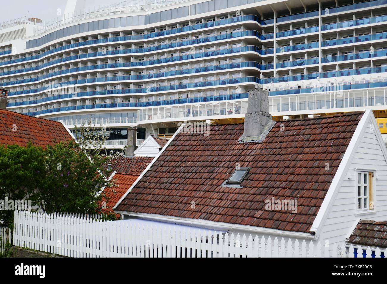 Kreuzfahrtschiff hinter den Dächern der Altstadt Stockfoto