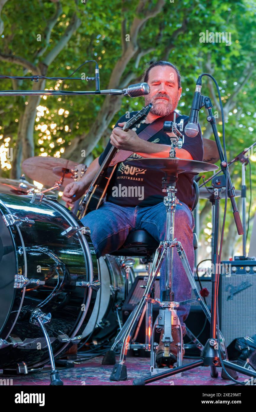 Olivier Mas im Konzert auf der Allees Paul Riquet während des Fete de la Musique. Beziers, Occitanie, Frankreich Stockfoto