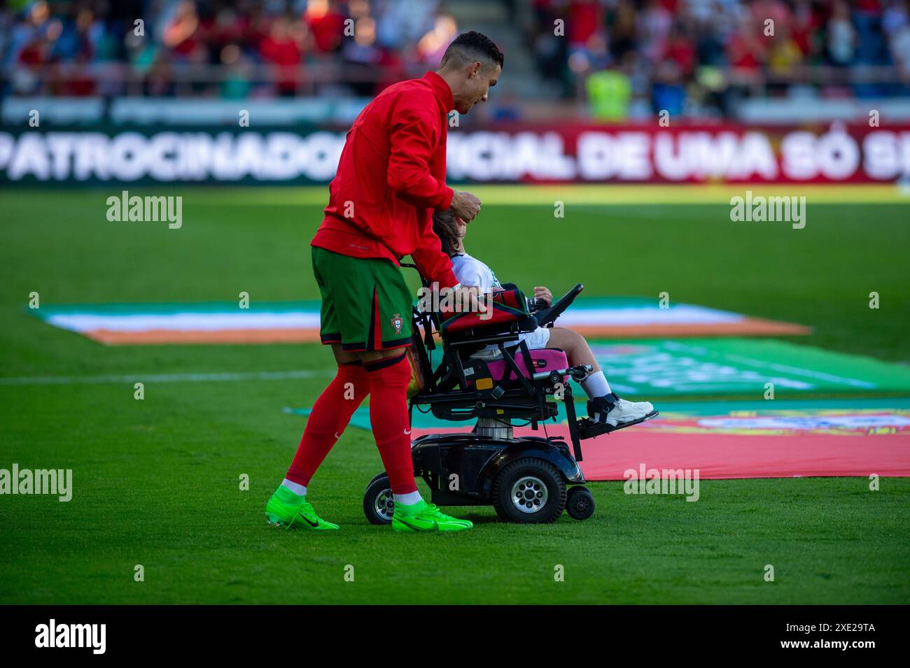 Cristiano Ronaldo betritt das Spielfeld mit einem Kind Stockfoto