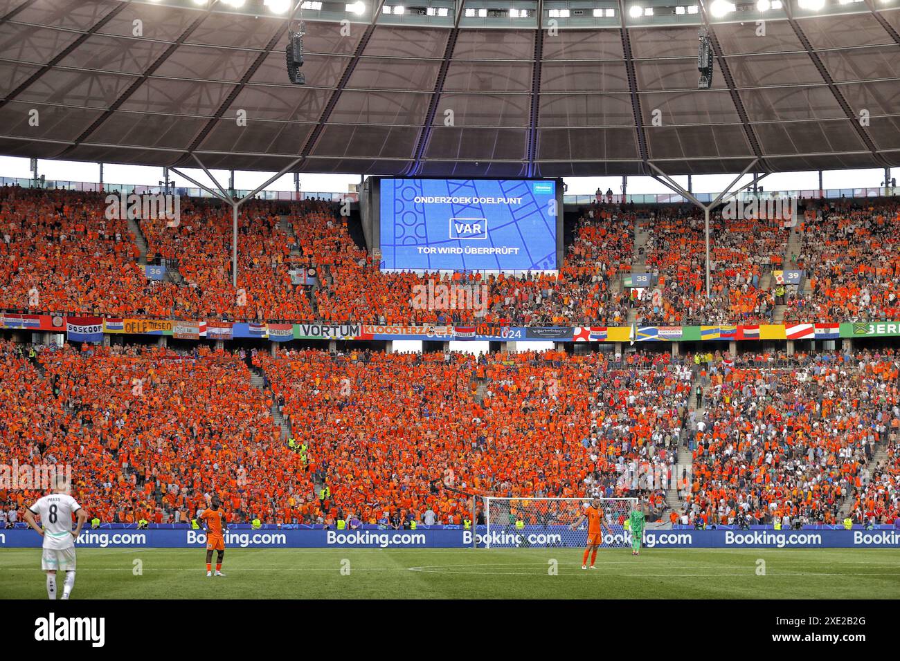 Berlin, Deutschland. Juni 2024. BERLIN, Olympiastadion, 25.06.2024, Fußball-Europameisterschaft Euro2024, Gruppenspiel Nr. 31 zwischen den Niederlanden und Österreich Endergebnis 2:3. VAR prüft Zielguthaben: Pro Shots/Alamy Live News Stockfoto