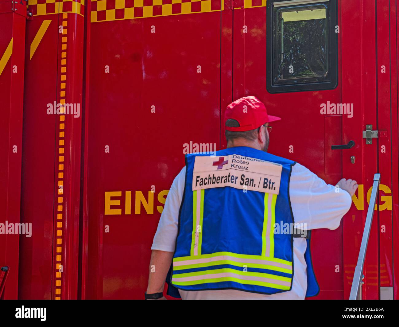 Evakuierung in Hannover-Bothfeld der Fachberater Sanität / Betreuung auf dem Weg in die Einsatzleitung der Feuerwehr vor Ort. *** Evakuierung in Hannover Bothfeld der ärztliche Berater auf dem Weg zur Feuerwehren-Betriebsleitstelle Urheberrecht: XBerndxGüntherx Stockfoto