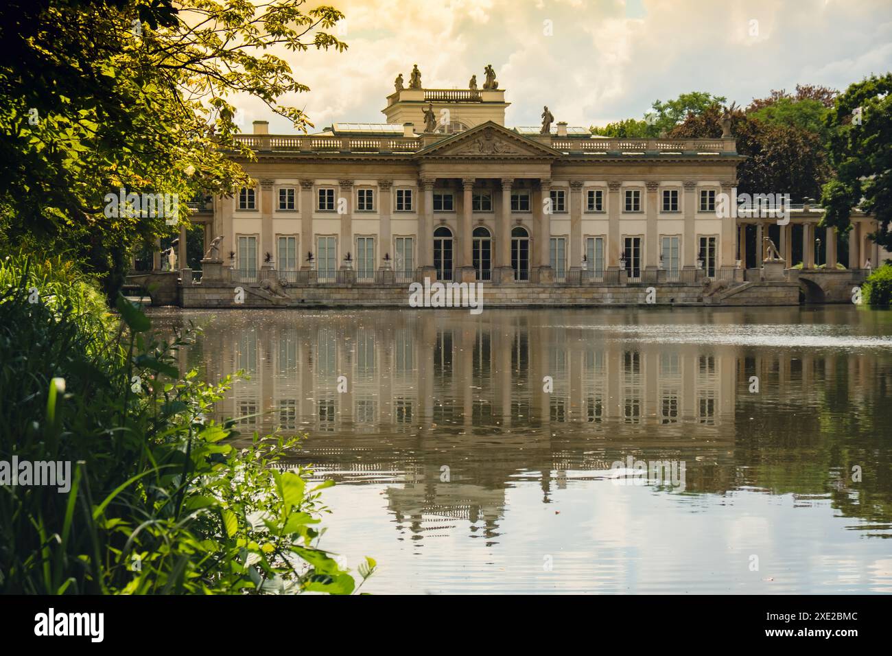 Bäder klassizistischer Palast auf der Insel im Lazienki Park touristischer Ort in Warschau. Lazienki Royal Baths Park, barocke Säulen Warsa Stockfoto
