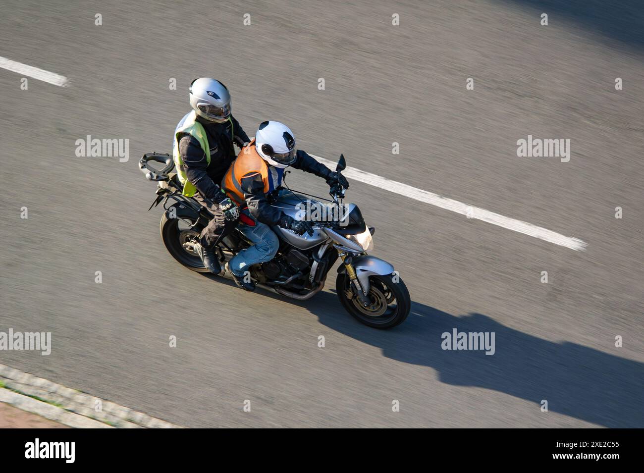 OSTRAVA, TSCHECHIEN - 29. MAI 2024: Motorrad der Fahrschule mit Instruktor und Bewegungsunschärfe Stockfoto