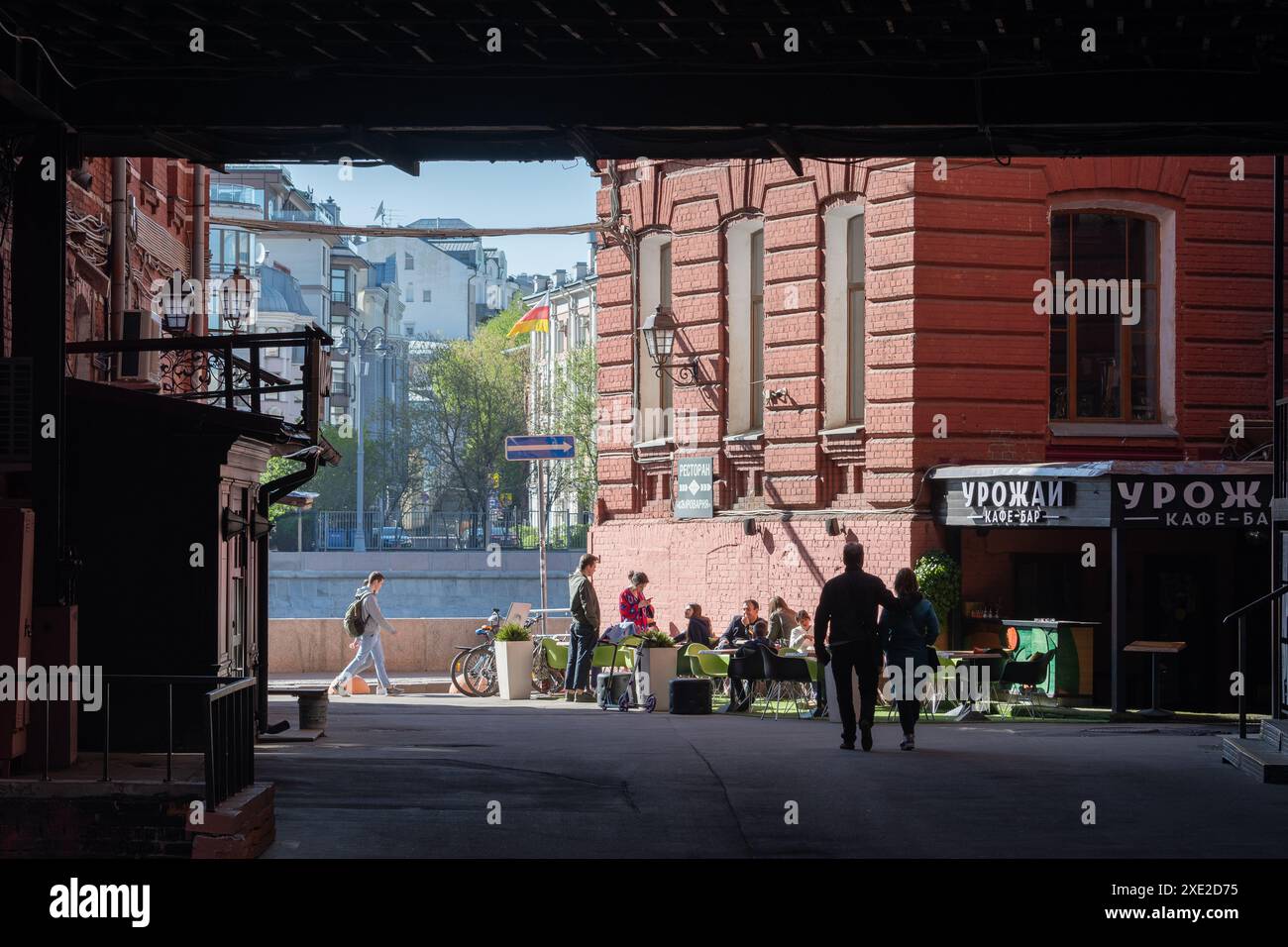 Moskau, Russland - 28. April 2019: Ein gemütliches Café im Herzen von Moskau. Stockfoto