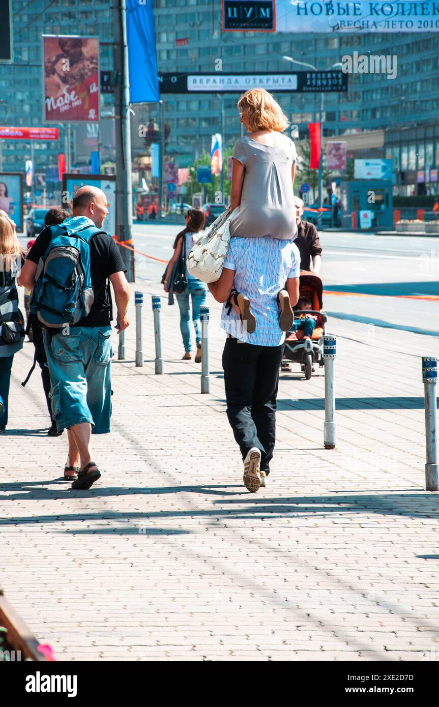 Moskau, Russland - 9. Mai 2010: Ein Paar genießt einen sonnigen Tag inmitten des Stadtbetriebs. Stockfoto