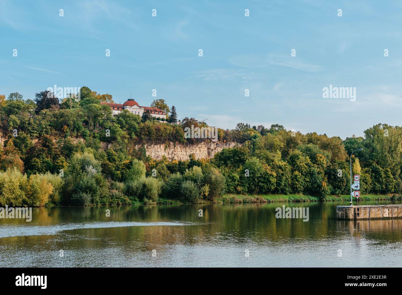 Herbstlandschaft - Fluss Und Ufer Mit Bäumen, Büschen Und Stadthäusern Marbach Am Neckar. Panoramablick Auf Den Fluss In Stockfoto