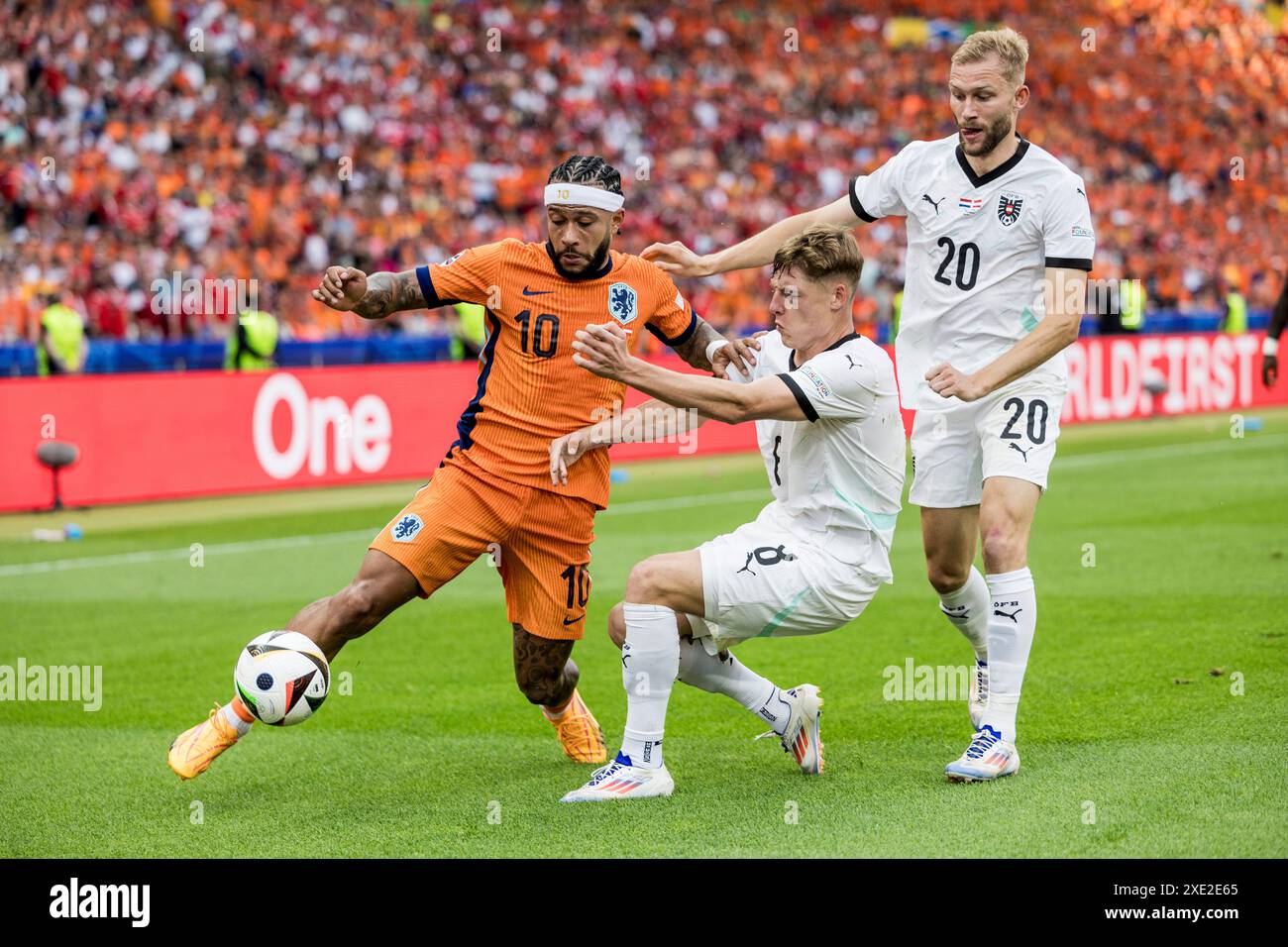 Berlin, Deutschland. Juni 2024. Memphis Depay (10) aus den Niederlanden und Alexander Prass (8) aus Österreich waren während des Spiels der UEFA Euro 2024 in der Gruppe D zwischen den Niederlanden und Österreich im Olympiastadion in Berlin zu sehen. Quelle: Gonzales Photo/Alamy Live News Stockfoto