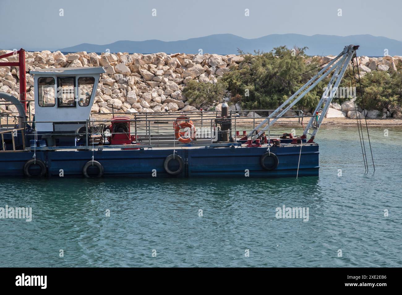 Baggerschiff im Hafen des Mittelmeers an sonnigen Sommertagen Stockfoto