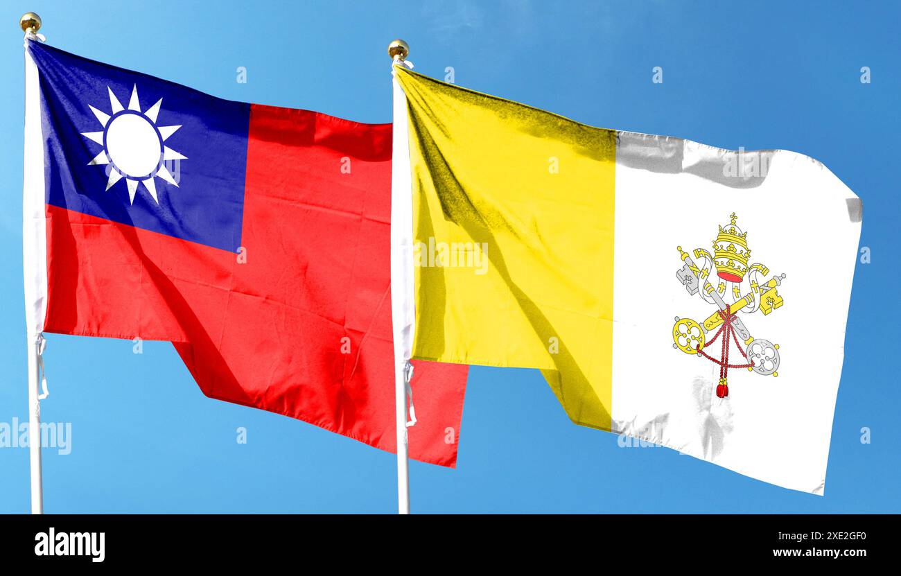 Vatikan-Flagge und Taiwan-Flagge am bewölkten Himmel. Im Himmel winken Stockfoto