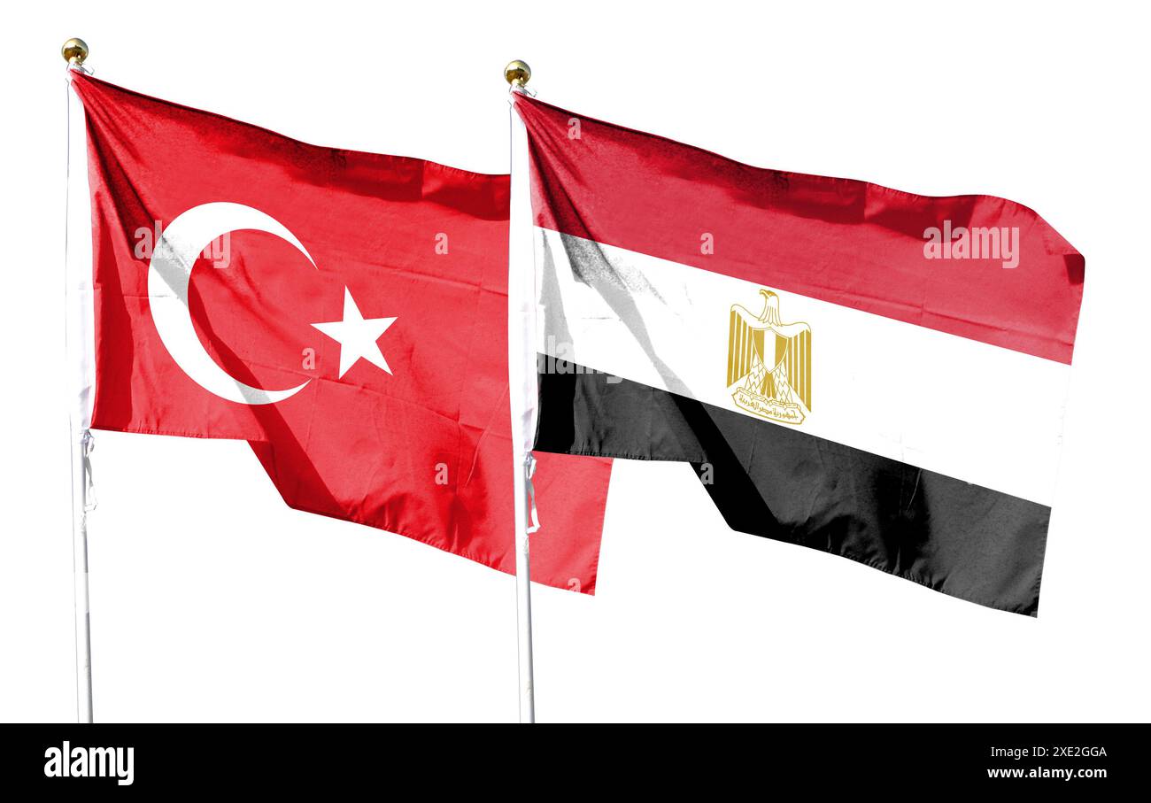Türkei-Flagge und Ägypten-Flagge am bewölkten Himmel. Im Himmel winken Stockfoto