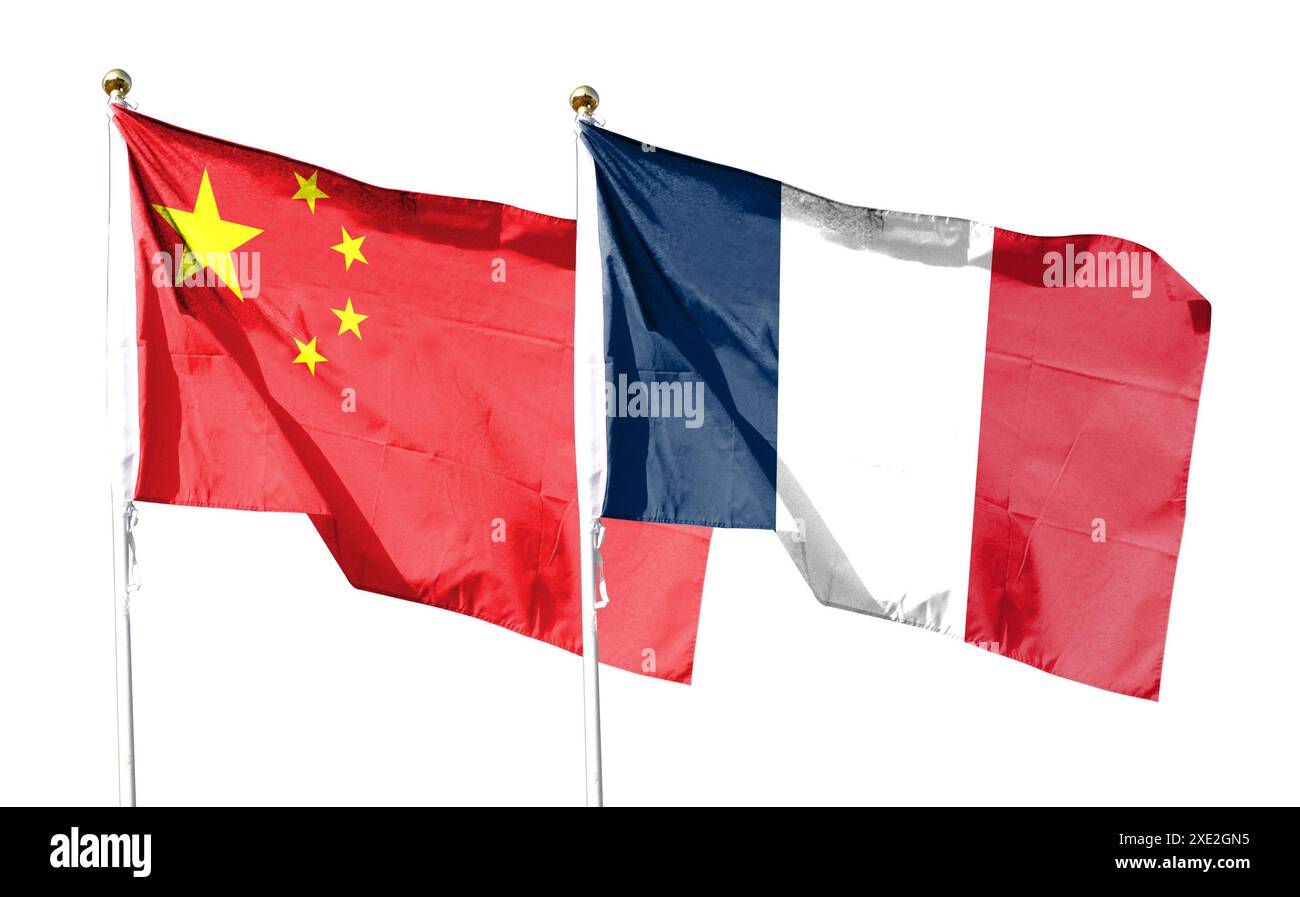 Chinesische Flagge, französische Flagge unter bewölktem Himmel. Fliegen in den Himmel Stockfoto