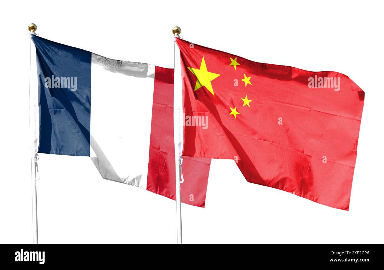 Chinesische Flagge, französische Flagge unter bewölktem Himmel. Fliegen in den Himmel Stockfoto