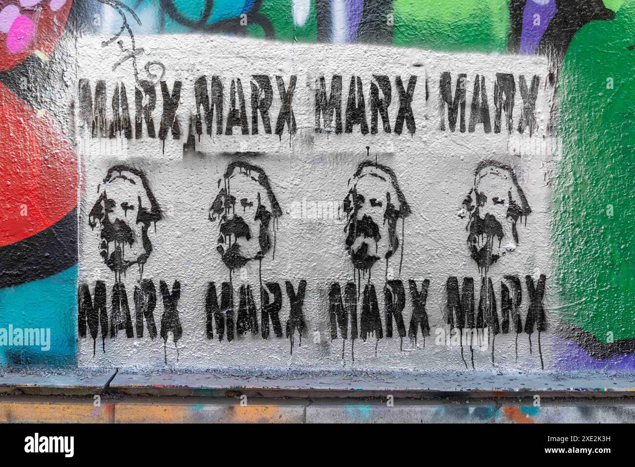Schwarz-silberne Marx-Schablonen-Graffiti auf der Suvilahti-Graffiti-Wand in Helsinki, Finnland Stockfoto
