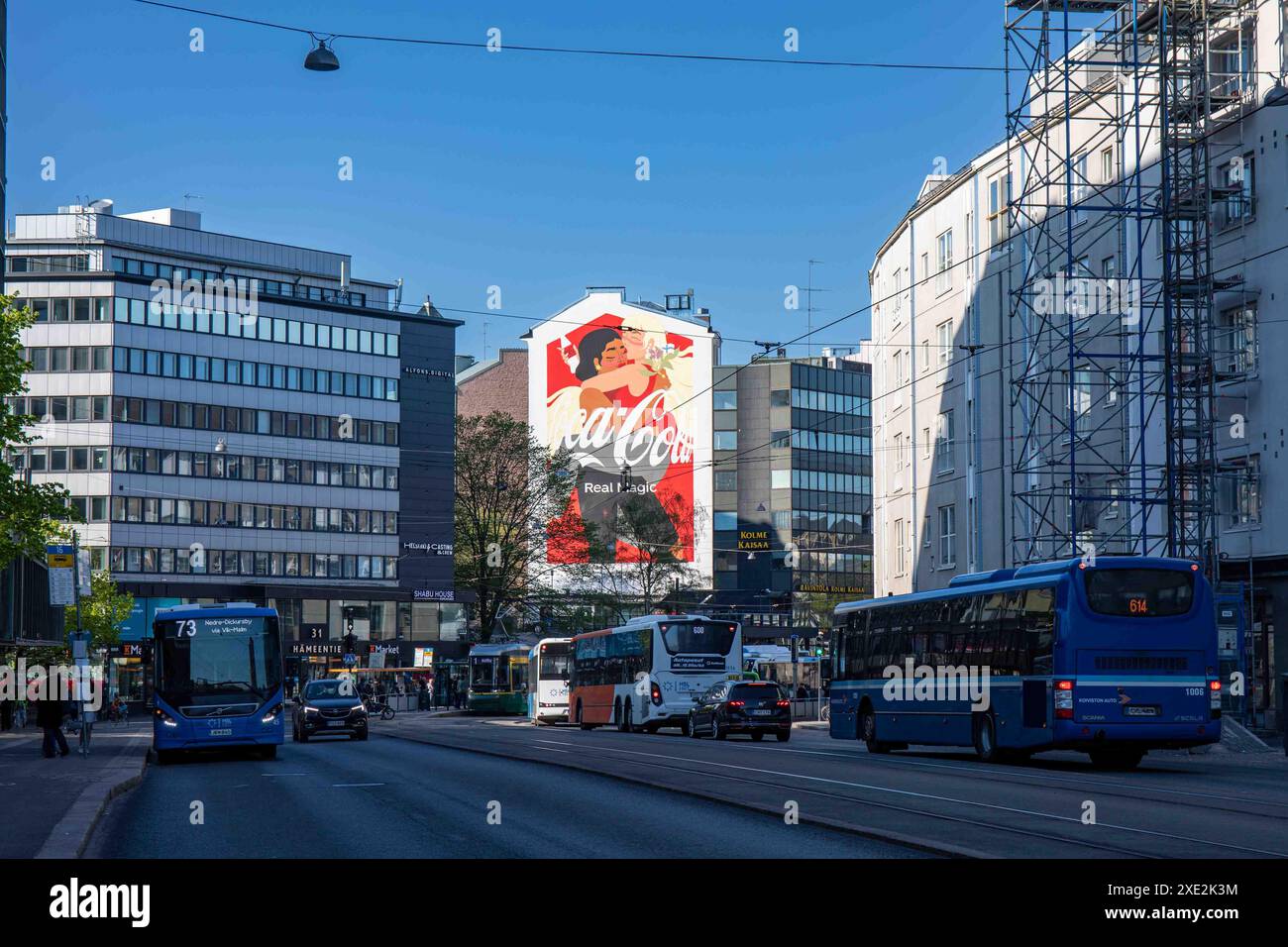 Große Coca-Cola-Wandwerbung auf dem Hämeentie Wohngebäude im Stadtteil Sörnäinen in Helsinki, Finnland Stockfoto