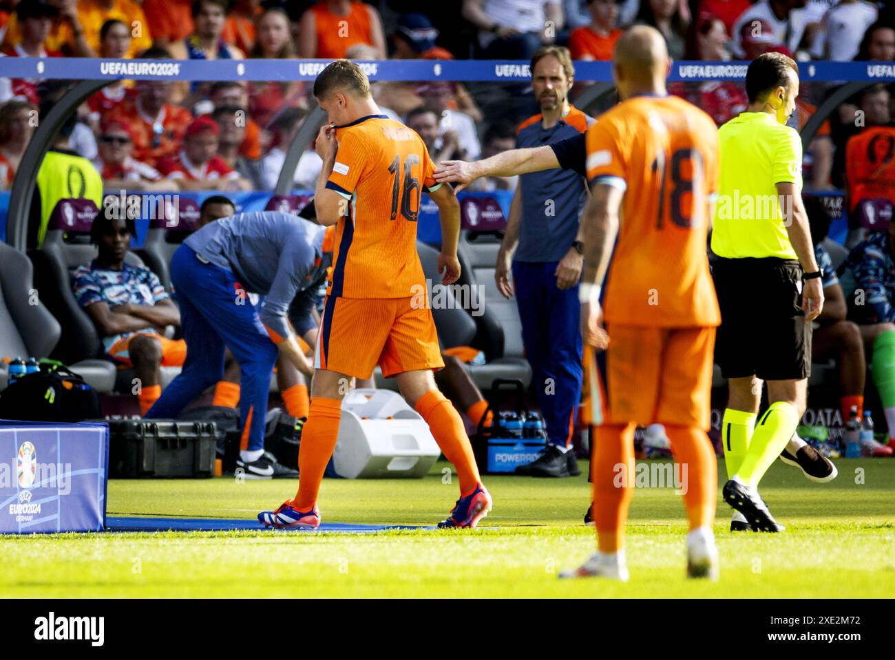 BERLIN - Joey Veerman wird Xavi Simons beim Gruppenspiel der UEFA EURO ...