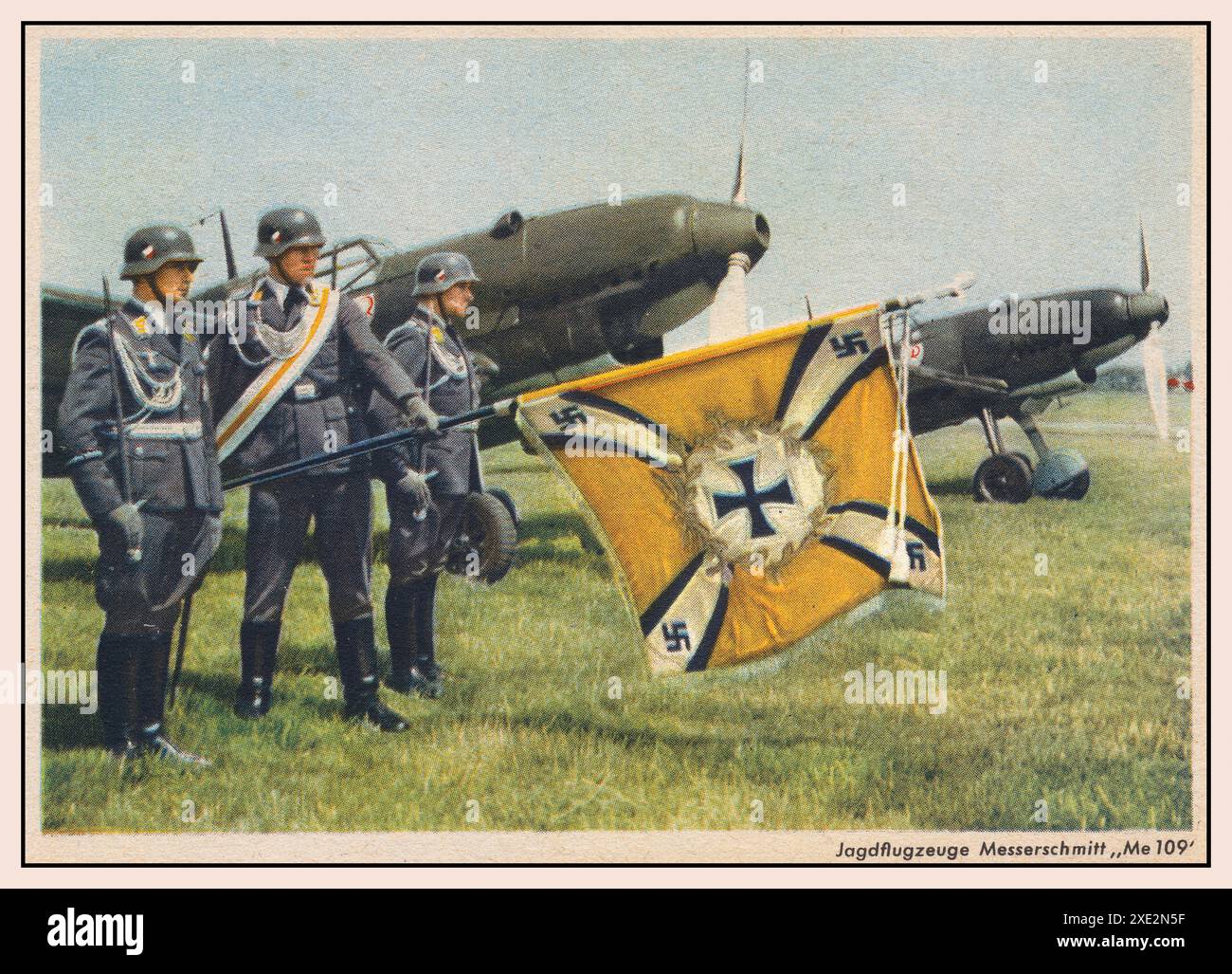 MESSERSCHMITT ME109 Nazi WW2 Propaganda Farbkartenplakat zu Ehren mit der Luftwaffe Standard Flag vor dem Zweiten Weltkrieg Jagdflugzeug MESSERSCHMITT 109. ( Ein Nazi-deutsches Kampfflugzeug aus dem 2. Weltkrieg, das seine Übereinstimmung mit dem legendären Spitfire-Flugzeug fand ) Stockfoto