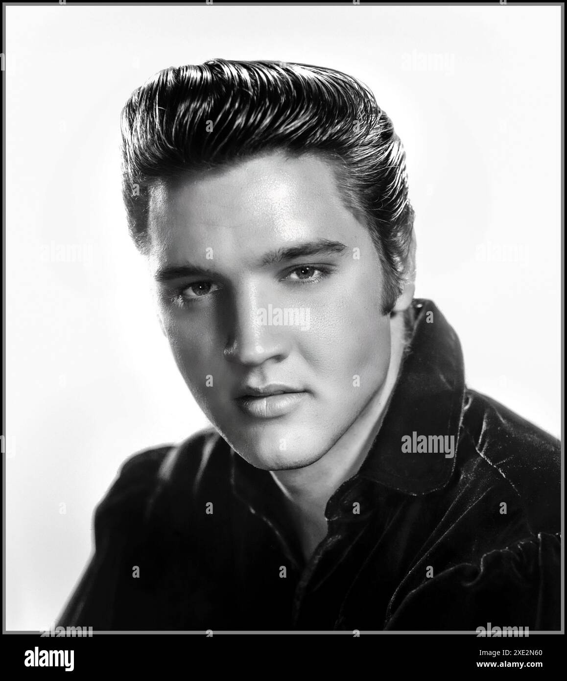 ELVIS PRESLEY '50er Vintage 1950er Hollywood Studio Presse Werbeporträt, Kopf und Schultern s&W, eines grübelnden jungen Popstars Herzklopfers Elvis Presley 'The King' zu Beginn seiner Pop-Rock-Karriere Stockfoto