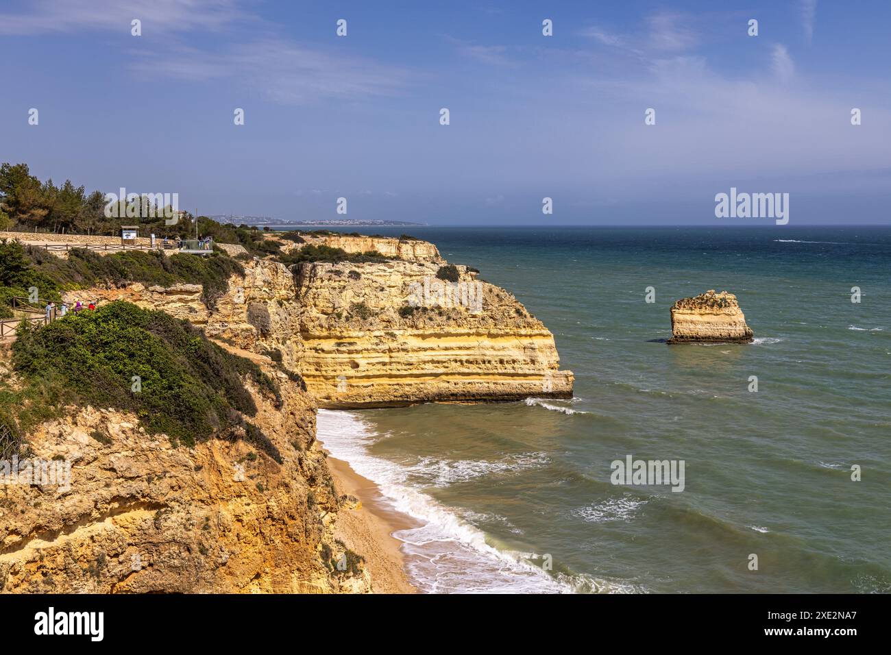 Praia da Marinha Beach zwischen Felseninseln und Klippen vom Seven Hanging Valleys Trail, Percurso dos Sete Vales Suspensos. Algarve, Portugal Stockfoto