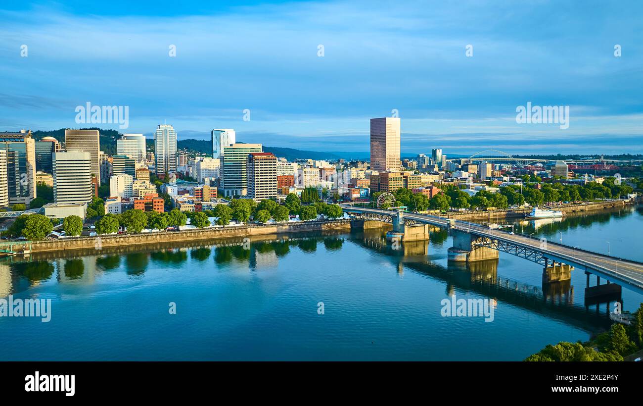 Blick aus der Vogelperspektive auf die Skyline von Portland mit Morrison Bridge und River Reflection Stockfoto