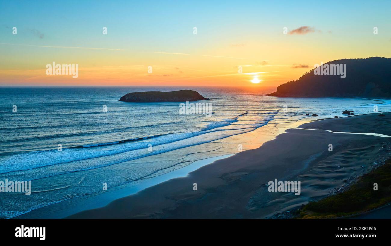 Sonnenuntergang aus der Luft über Meyers Creek Beach mit Insel und Wellen Stockfoto