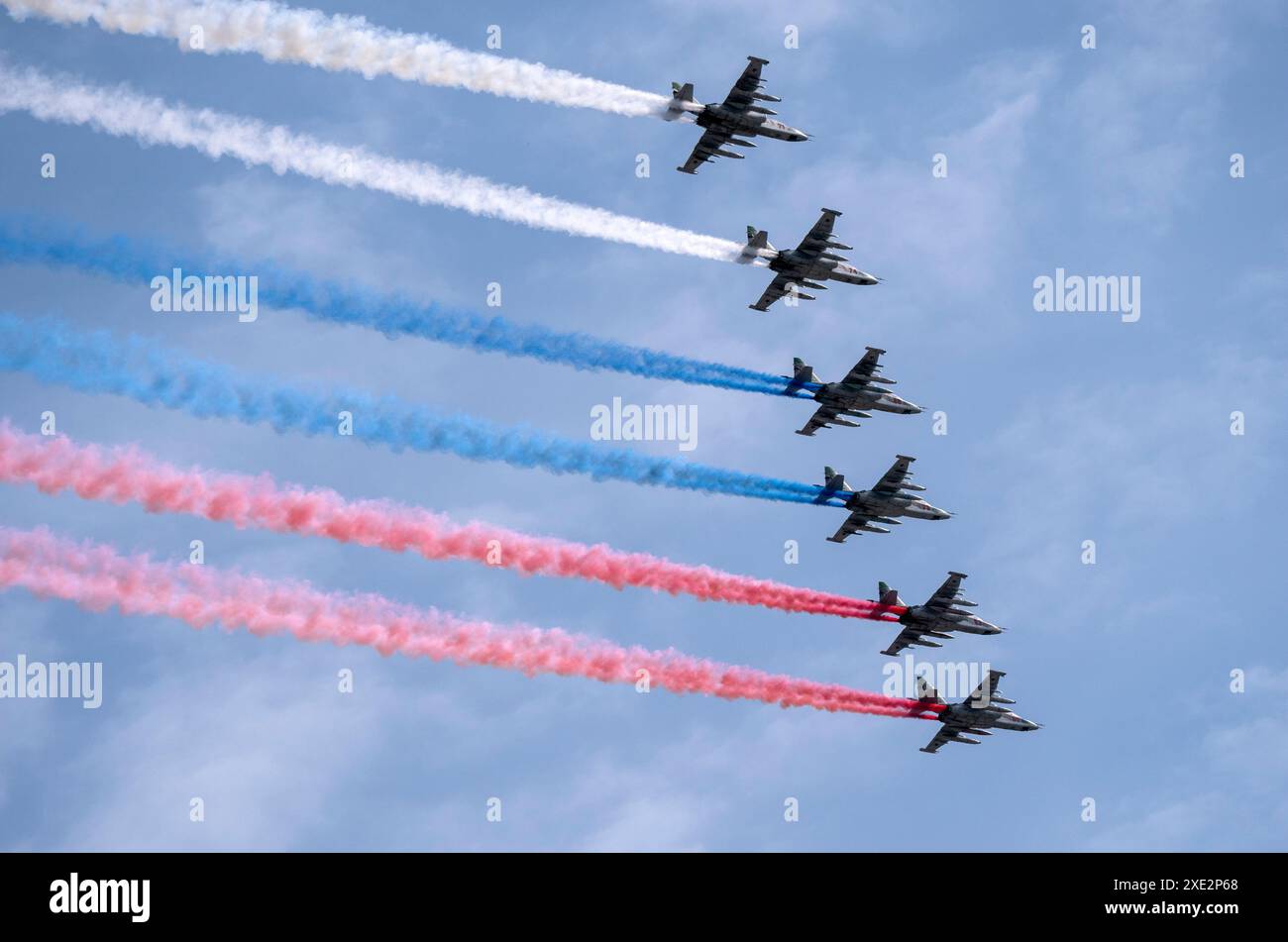 MOSKAU, RUSSLAND - 7. MAI 2021: Avia-Parade in Moskau. Gruppe von russischen Kämpfern Suchoi Su-25 mit bemalter russischer Flagge am Himmel Stockfoto