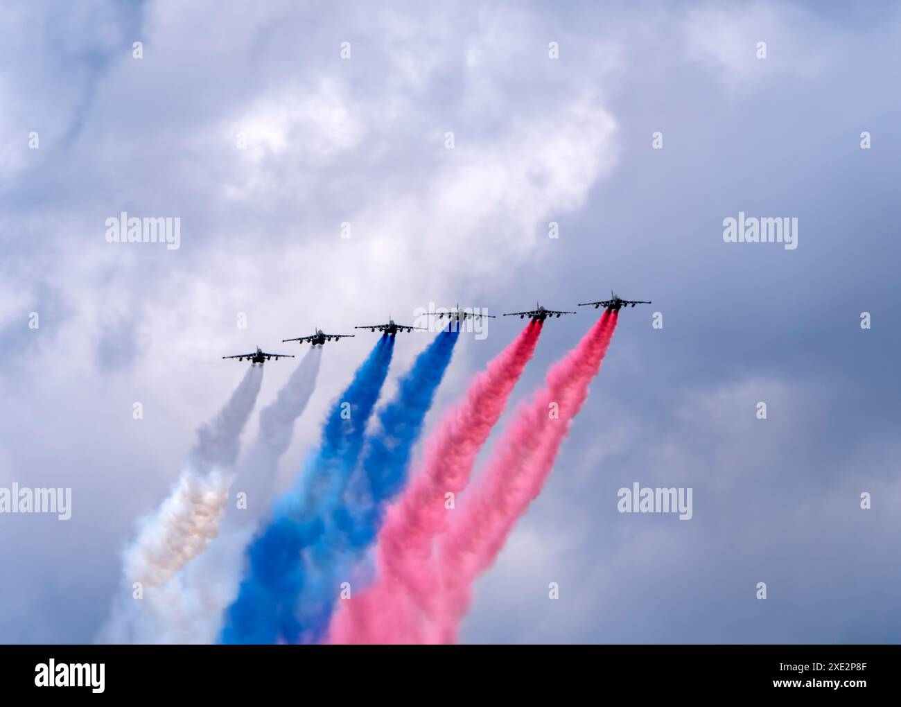 MOSKAU, RUSSLAND - 7. MAI 2021: Avia-Parade in Moskau. Gruppe von russischen Kämpfern Suchoi Su-25 mit bemalter russischer Flagge am Himmel Stockfoto