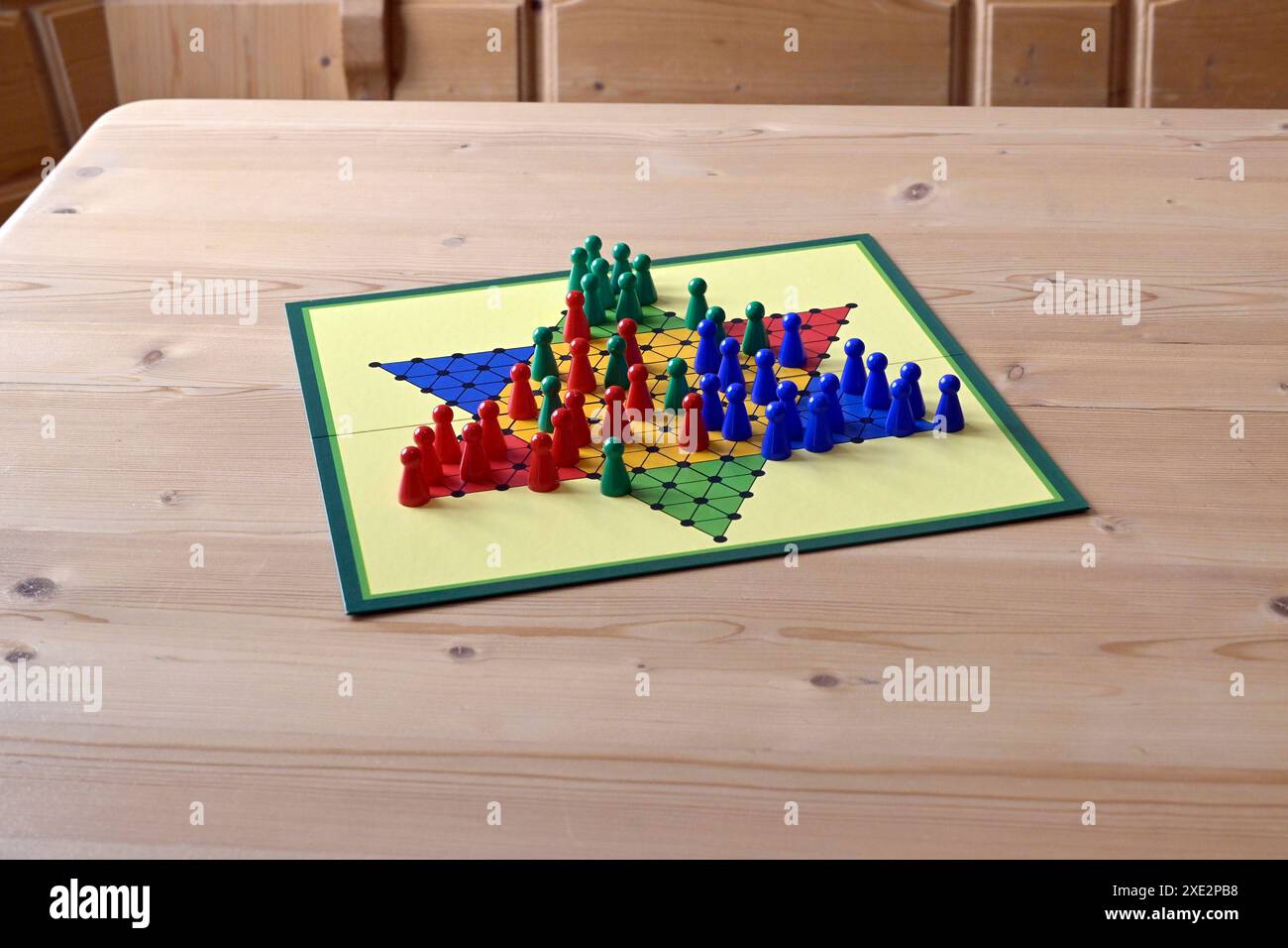 11.06.2024 Symbolfoto, Halma. gemeinsame Spiele, Ziehen und Springen, Brettspiel, Komplexes Familienspiel, strategisches Spiel, kreatives und emotionales Denken, Gedanken und Brainstorming, psychologische Beratung, systemische Aufstellung *** 11 06 2024 Symbolfoto, Halma gemeinsam spielen, zeichnen und springen, Brettspiel, komplexes Familienspiel, strategisches Spiel, kreatives und emotionales Denken, Gedanken und Brainstorming, psychologische Beratung, systemische Konstellation Stockfoto