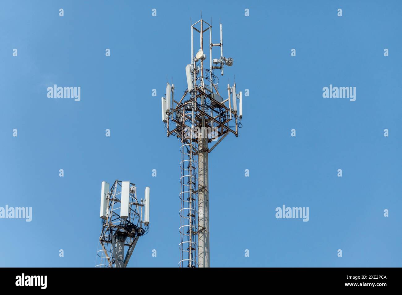 Telekommunikationsausrüstung für 5G-Funknetze mit Funkmodulen und intelligenten Antennen, die auf einem Metall montiert sind Stockfoto