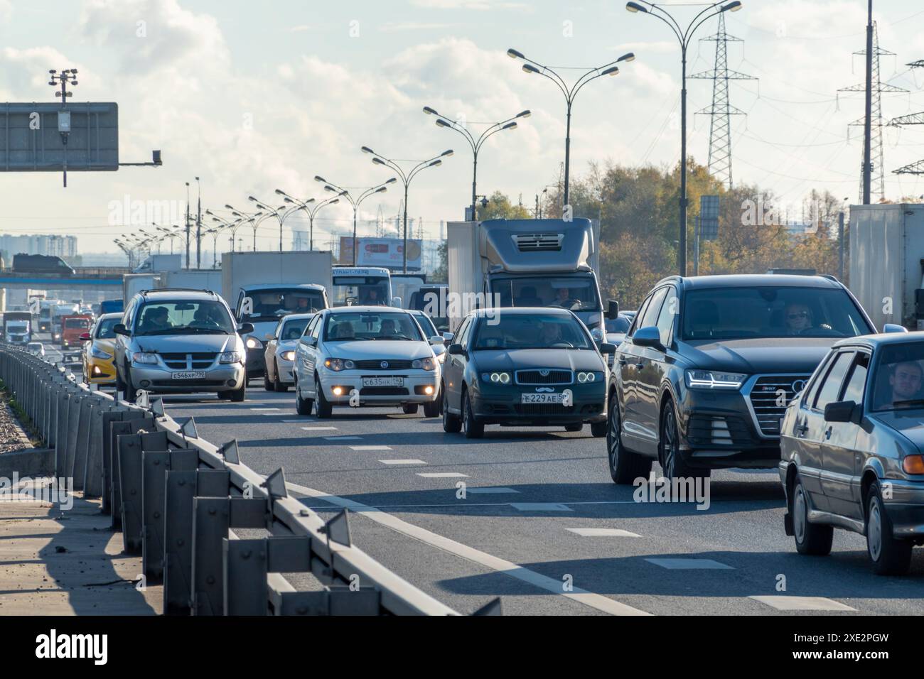 MOSKAU, RUSSLAND - 27. MAI 2022: Städtisches Verkehrsleben in der Nähe des Platzes von drei Bahnhöfen Stockfoto