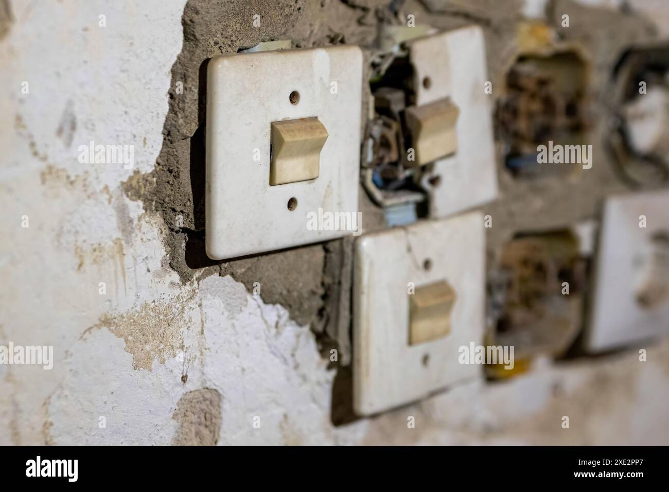 Ein alter, kaputter Lichtschalter in einem Laden Stockfoto