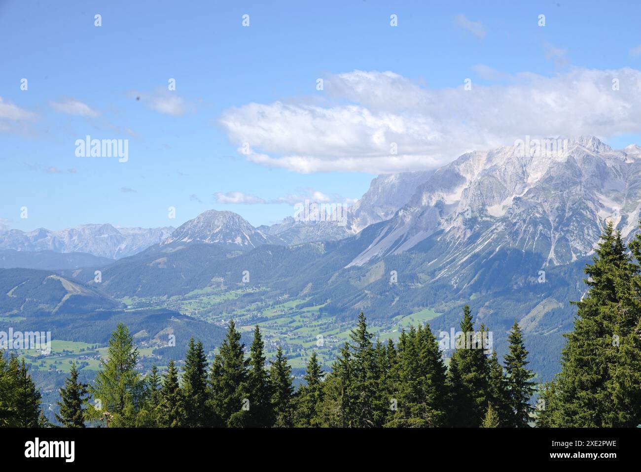 Der Berg BischofsmÃ¼tze mit Doppelgipfeln im Bergmassiv Dachstein Stockfoto