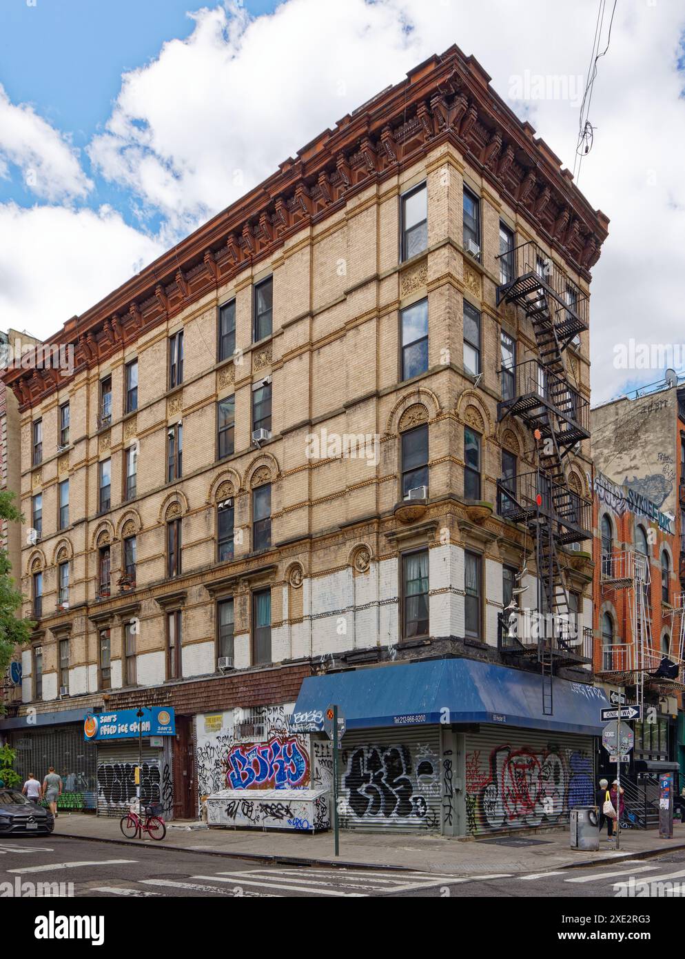 NYC Chinatown: 68 Hester Street/37 Orchard Street ist ein fünfstöckiges Wohnhaus aus braunem Backstein mit üppigen Terracotta-Elementen. Stockfoto