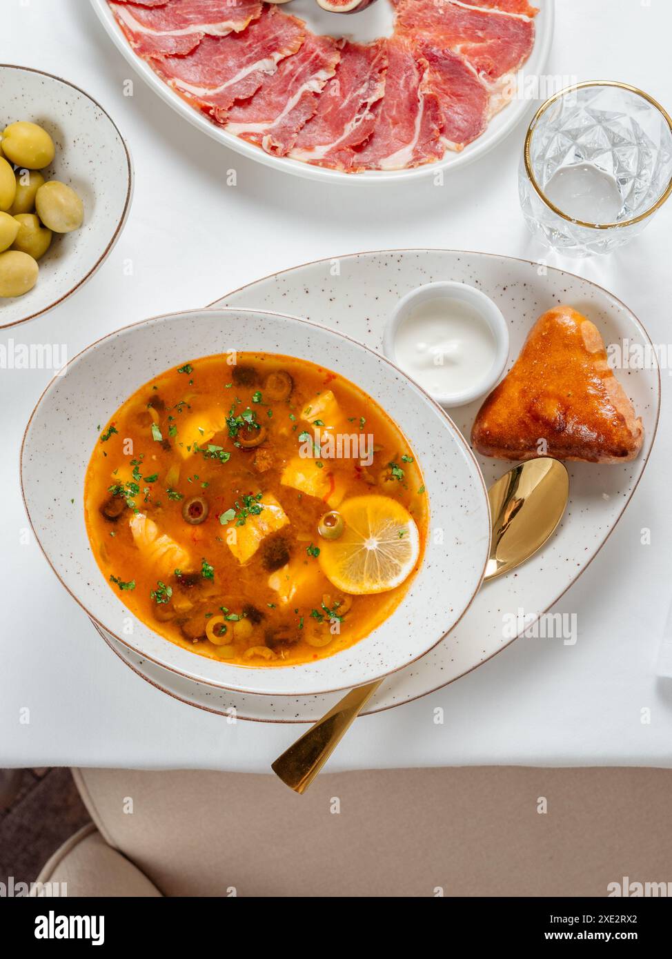 Soljanka-Suppe mit Fleisch und Oliven Stockfoto