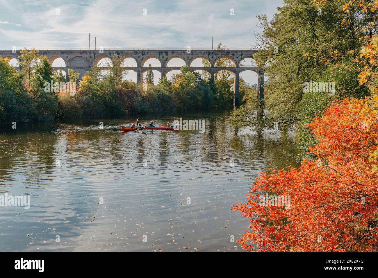 Eisenbahnbrücke mit Fluss in Bietigheim-Bissingen, Deutschland. Herbst. Eisenbahnviadukt über die Enz, erbaut 1853 von Karl vo Stockfoto