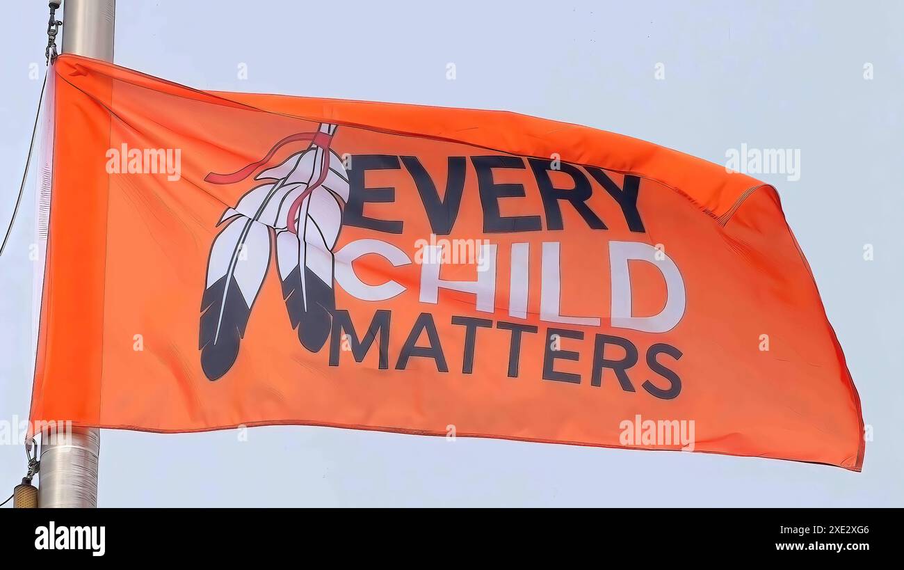 Calgary, Alberta, Kanada. Oktober 2023. Eine orangefarbene Flagge mit dem Text Every Child Matters während des Nationalfeiertags für Wahrheit und R Stockfoto