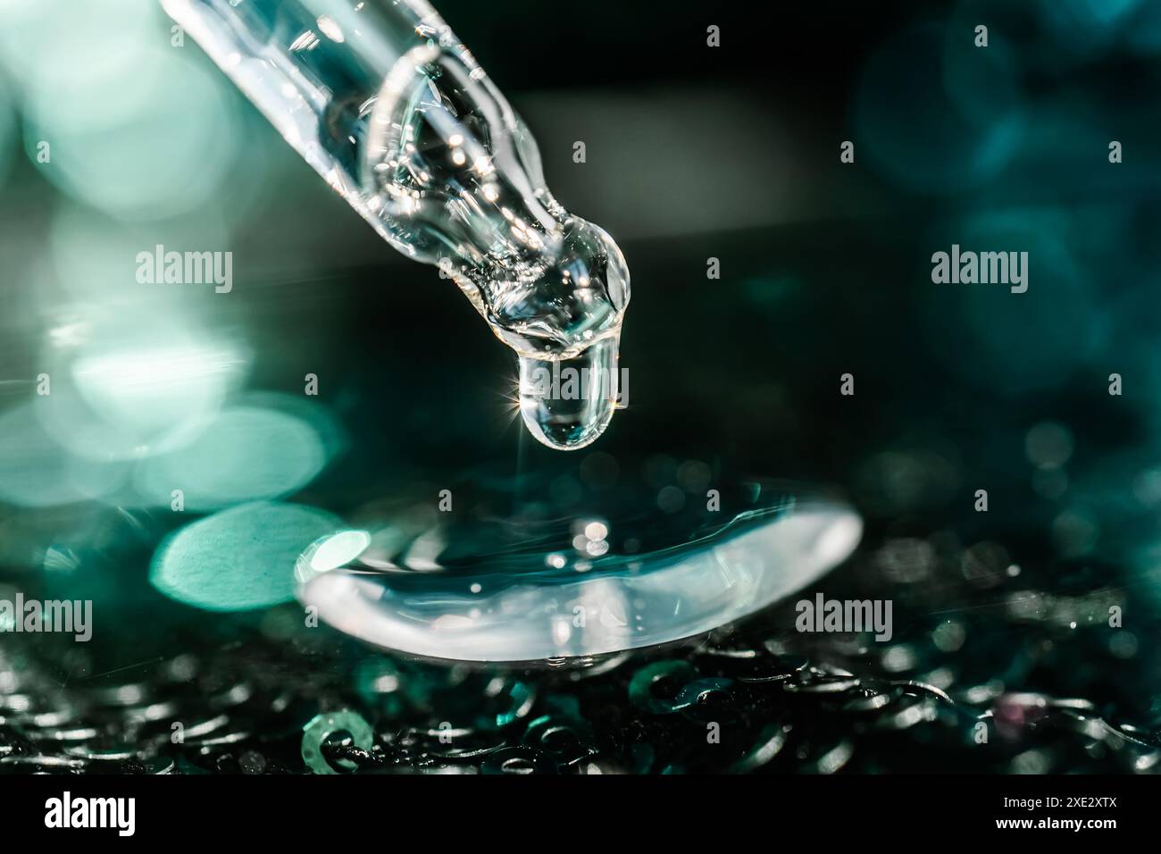 Die Textur des Serums oder Öls auf smaragdgrünem Hintergrund. Stockfoto